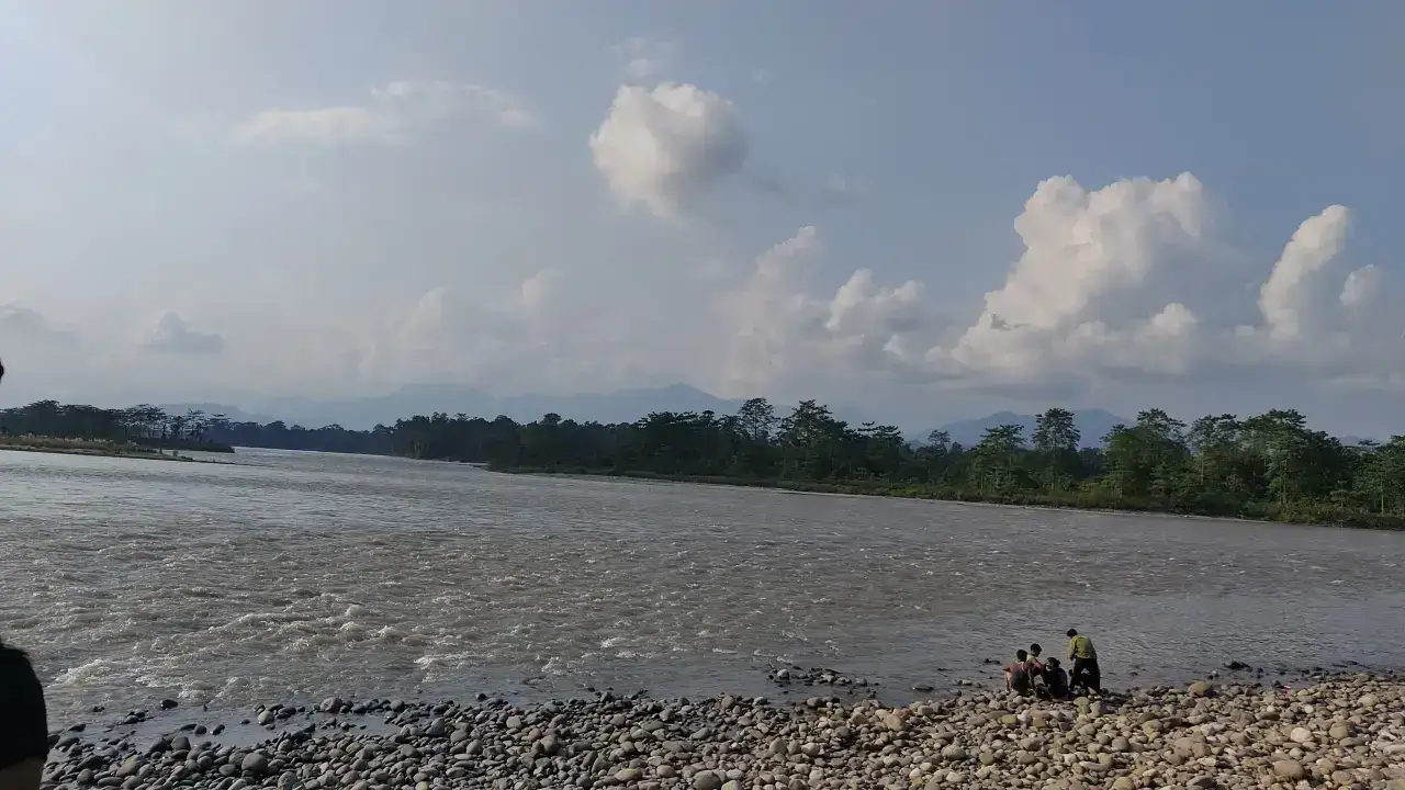 Riverbank of the Kameng at Bhalukpong