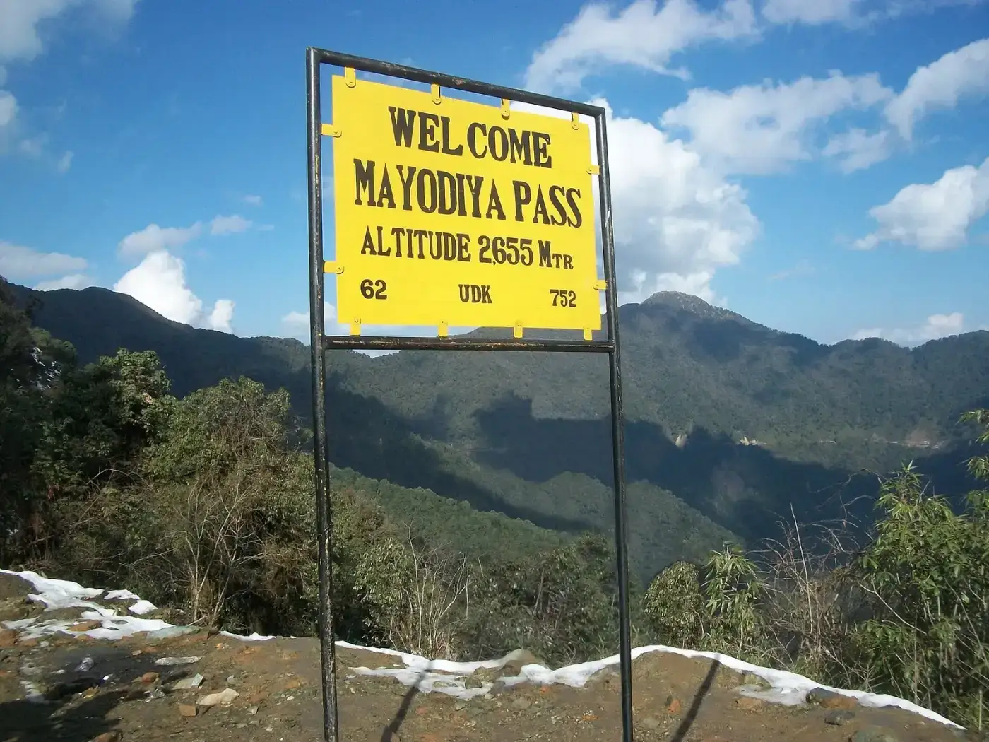 Welcome sign at Mayudia Pass, 2,655 m, above Roing