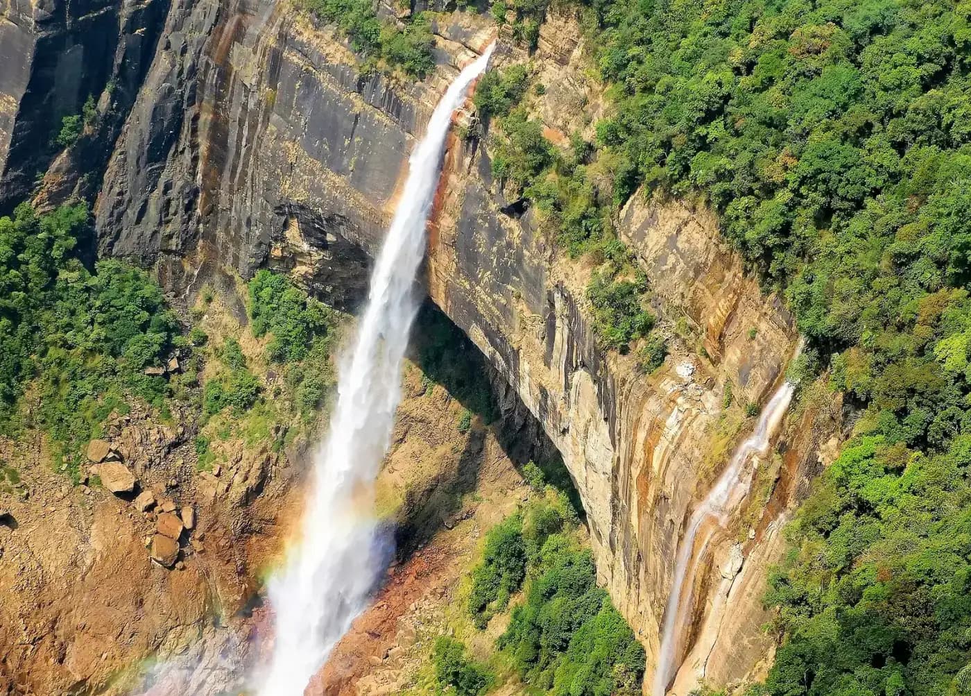 Nohkalikai Falls plunging about 340 m from the Sohra plateau
